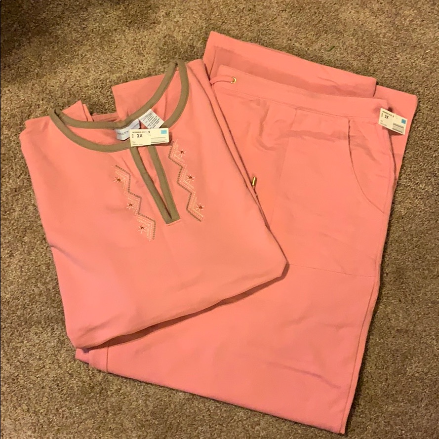 Brand New Jaclyn Smith Top And Pants Suit